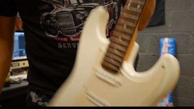 Want a Kurt Cobain Guitar on a budget? PART 1 смотреть онлайн