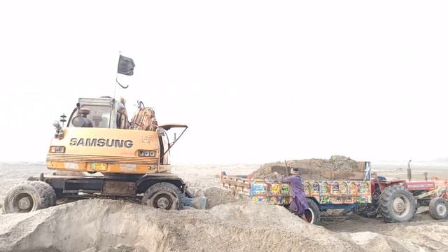 New samsung dx digging sand on a dumptruck amazing??|||samsung excawator смотреть онлайн