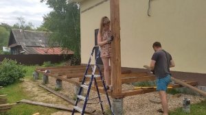 Как построить деревянную террасу. Лаги пола, ставим столбы, настилаем черновой пол.