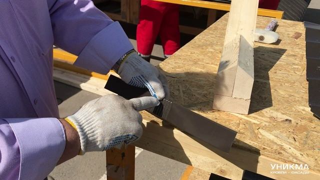 Монтаж металлочерепицы. Накладка стыка двух ендов.