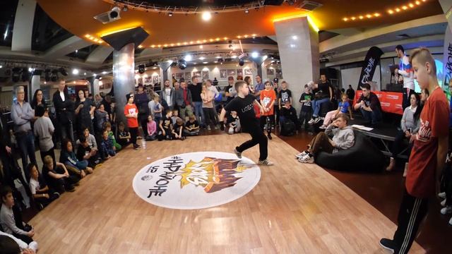 отбор до 2 лет обуч bboy Mini Makes vs Артем vs Вова vs Сашин Миша - брейкданс батлы AUTUMN WARS смотреть онлайн
