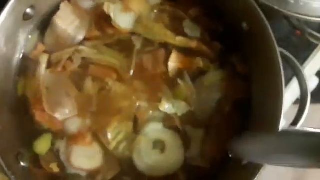 Солим рыбку! Засолка скумбрии в бутылке с луковой шелухой.Ну очень вкусно! смотреть онлайн