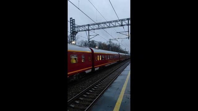ЧС6-022 с фирменным поездом 001А "Красная Стрела" Санкт-Петербург-Москва #ржд #жд #чс6 смотреть онлайн