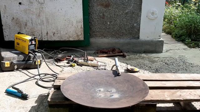 Делаем сковороду "Саж" из диска бороны и жарка мяса с картохой!)) смотреть онлайн