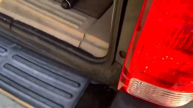 How To: Replace The Rear Tail Light on a 2003 Ford Expedition смотреть онлайн