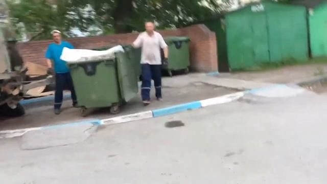 Как в Новосибирске убирают мусор. смотреть онлайн