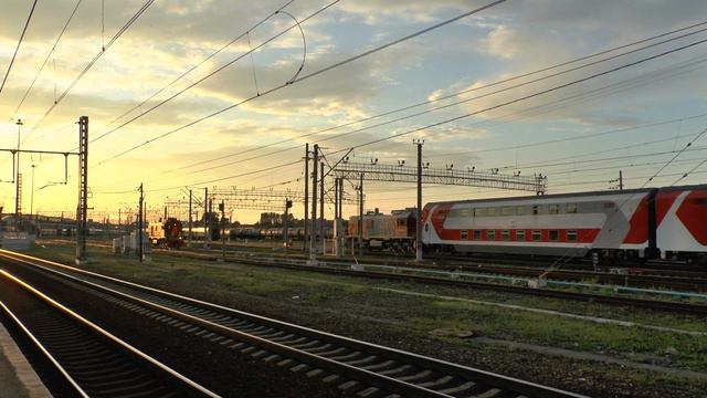 Тепловоз ТЭМ18В-025 с двухэтажными вагонами смотреть онлайн