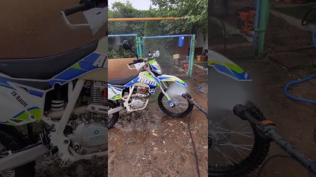 утопил в трясине, нужно помыть коня))