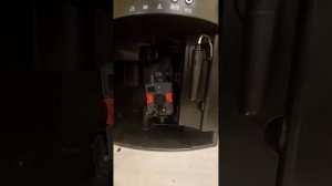 Как снять заварочный блок кофемашины DeLonghi?