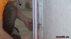 Установка дверной коробки в проем при монтаже межкомнатных дверей.