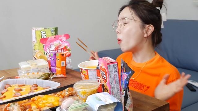 RUS SUB)  круглосуточный магазин рамён ку́хня Есть десерт мармелад макарон пицца Ssoyoung