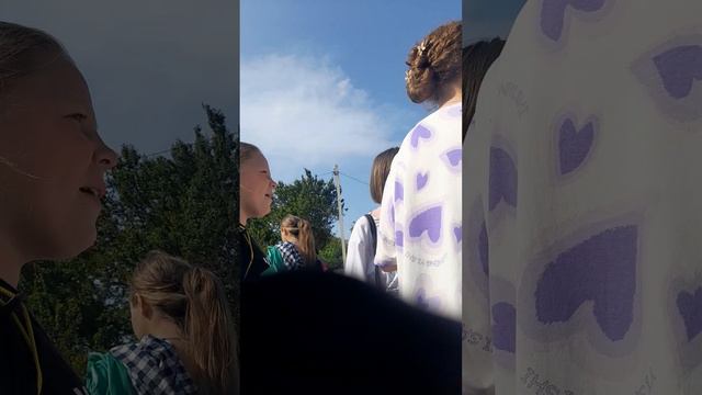 уходим с пикника. почти весь класс нас бросил и ушёл вперёд. что случилось?!?!?!? смотреть онлайн