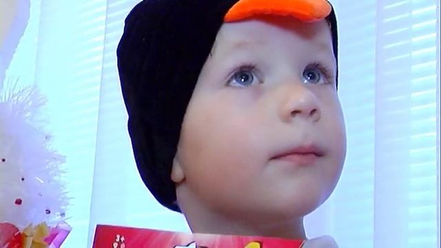 Новогодние подарки для малышей на утреннике смотреть онлайн