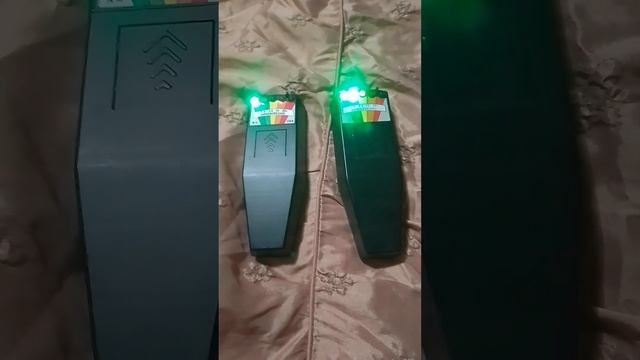 2 EMFs and they both react the same and I also catch the motion detector lighting up. смотреть онлайн