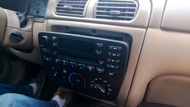 Quick Removal Ford Factory Stereo CD Player (No Special Tools) смотреть онлайн