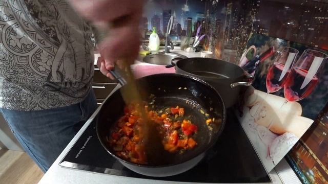 ТАКОЙ ГОРОХОВЫЙ суп с РИСОМ и ФРИКАДЕЛЬКАМИ можно готовить каждый ДЕНЬ! смотреть онлайн