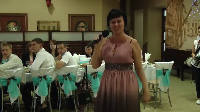 Мама поёт сыну на свадьбе песнь.аж до слез