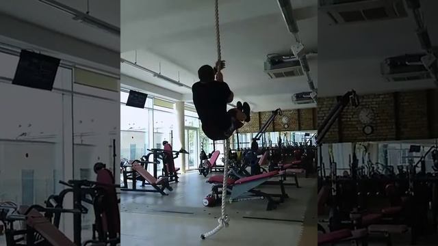 Как залезть по канату с уголком ?? смотреть онлайн