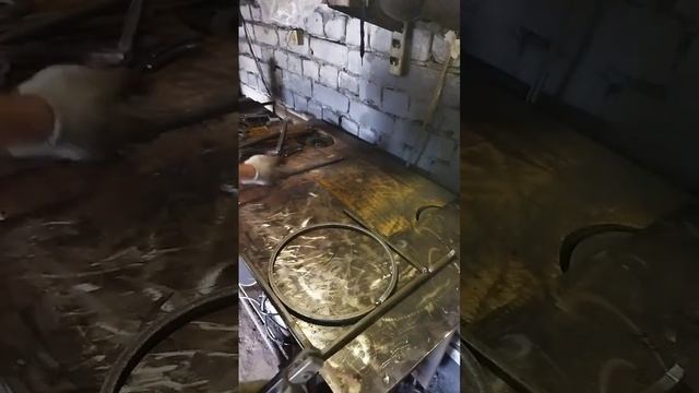 рабочие моменты. сварка подказанника. подставка под казан. смотреть онлайн