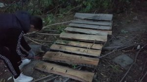 КАК построить шалаш. Установка крыши/тента. Нашли материал для стен.