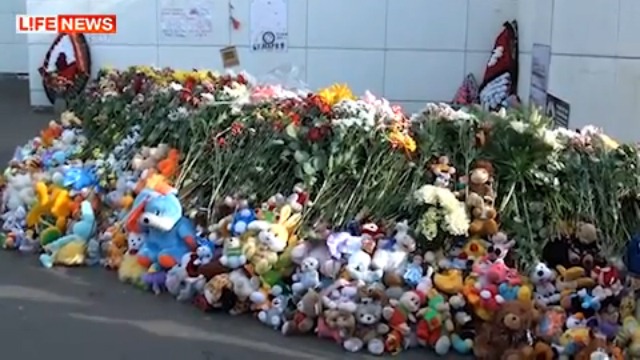 Мародёры-нелюди воруют игрушки с мемориала "Булгарии" смотреть онлайн