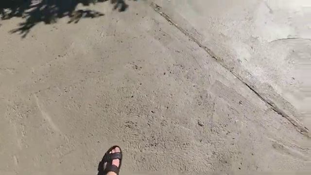 Бетонная дорога на большом уклоне с подпорными стенами смотреть онлайн