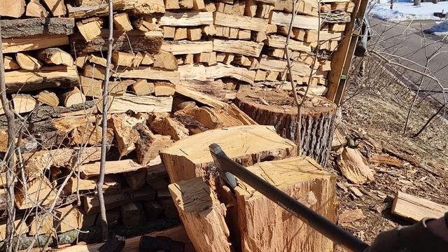 Part 3/3. Splitting large green Red Oak firewood with a Fiskars x27 and a sledge. смотреть онлайн