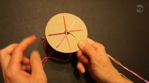 Поделки из ниток 04 - Тесёмочка на круге