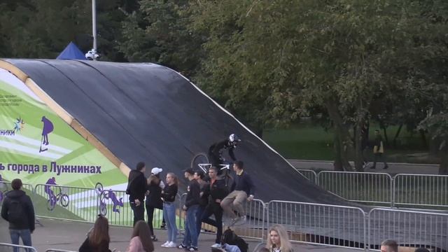 трюки на самокате вне контеста Kick & Go смотреть онлайн