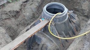 Каркасный дом 6×6. Монтаж пластиковой емкости под  канализацию.