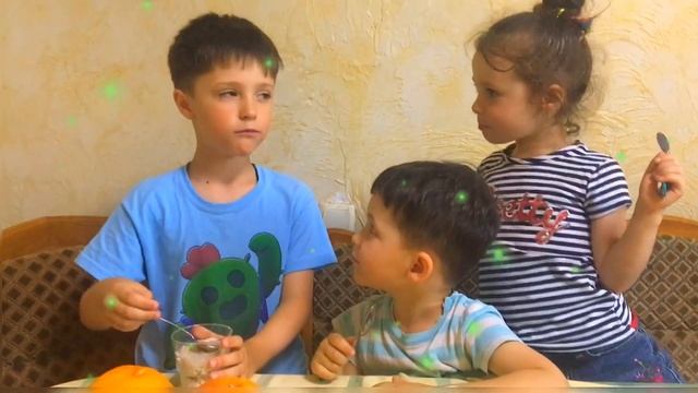 Делаем полезное мороженое из фруктов! Банановое мороженое ешь сколько угодно! смотреть онлайн