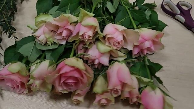 Мастер класс флористика, создаем композицию из цветов в коробке, часть 1 смотреть онлайн