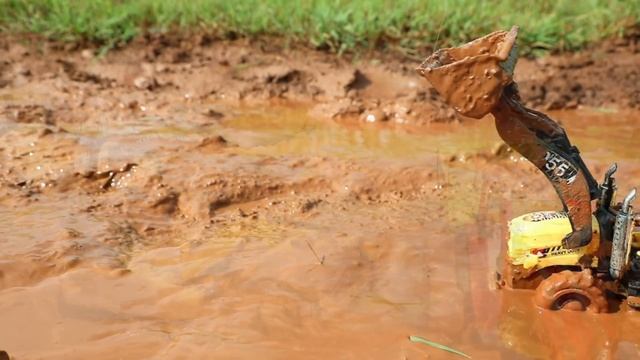 Возим глину, сбрасываем в воду смотреть онлайн