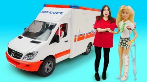 Скорая помощь для Куклы Барби — Что с ногой куклы? — Барби В ГИПСЕ! — Я не хочу в школу