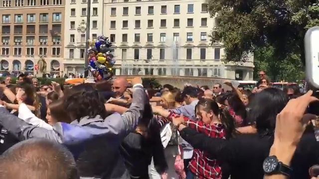 Los tr3s flashmob flamenco plaza catalunya смотреть онлайн