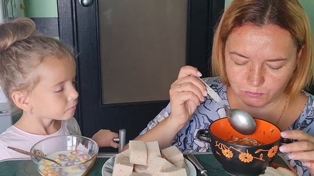 Обед с Лизой, суп лапша  холодец и хлопья.