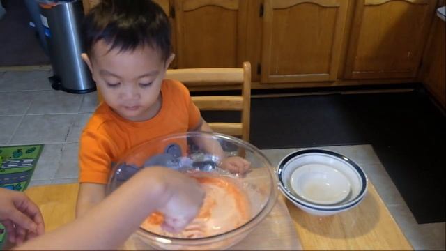 2-year old Makes The Best Crispy Okoy (Shrimp, Sweet Potato and Carrot Fritters)- Filipino Recipe смотреть онлайн