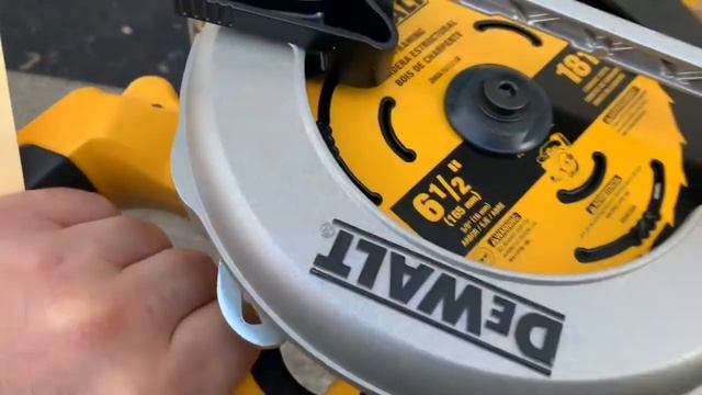 First impressions of the 6 1/2 DEWALT cordless circular saw, DCS391B смотреть онлайн