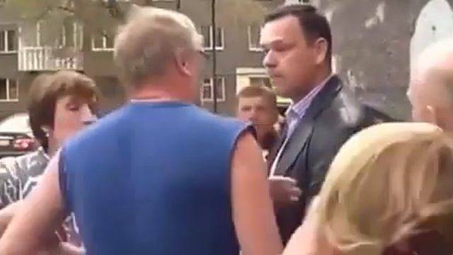 Помощник депутата общается с жителями смотреть онлайн