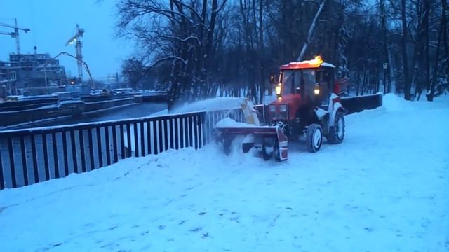Как чистят снег на тротуарах Минска