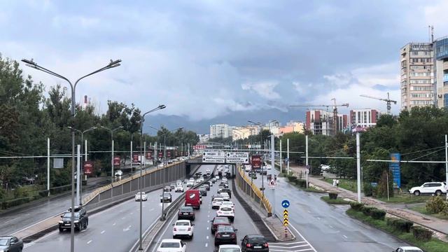 Любимый город Алматы. Движение на улице Саина. 12 августа 2023. Kazakhstan. Almaty. August 2023 смотреть онлайн