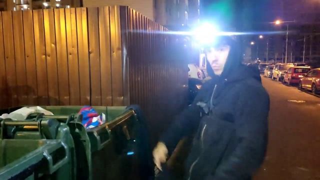 Лазаю по мусоркам Питера,чтобы выжить! Нашëл топовую сумку  IPhone ,airpods , еда #dumpsterdiving