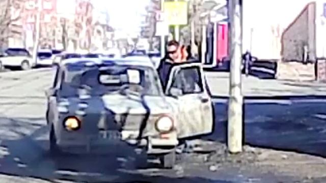 Непонятное явление - что они делают со столбом? смотреть онлайн