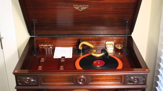 Jazz Me Blues • Joe Venuti and His Blue Six (Victrola Credenza) смотреть онлайн