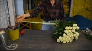 Бесплатный урок по сборке букета из роз по спирали, спиральная техника на столе.