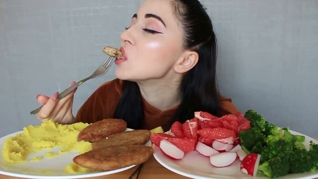 ОБО ВСЕМ ПО ЧУТЬ-ЧУТЬ / Пюре с котлетами/ Мукбанк/ Ayka Emilly смотреть онлайн