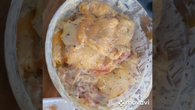 Готовлю обед для своей семьи в отпуске. Блюдо на обед из курицы. Обед курица для любимой семьи. смотреть онлайн