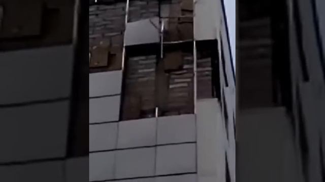 Майры 1, Усольский микрорайон. При сильном ветре отрывает листы алюкобонда. смотреть онлайн