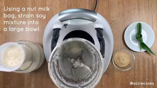 Thermomix TM6 Soy Milk by @ezziecooks смотреть онлайн