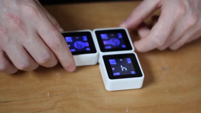 Playing Code Cracker on Sifteo Cubes смотреть онлайн